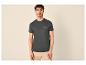 Homme en T-shirt vert foncé avec le texte « LIFE BEGINS at the end of COMFORT ZONE » et short beige.