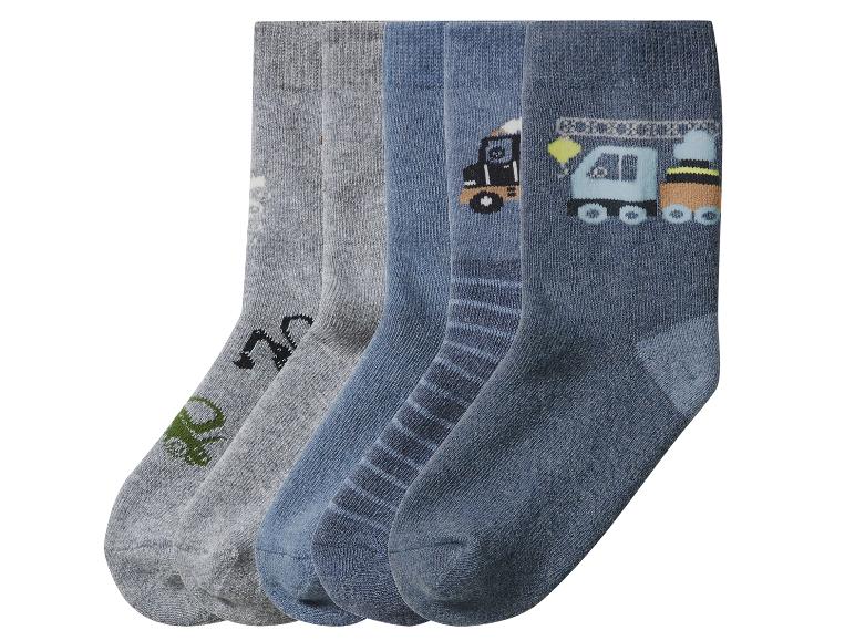 Chaussettes pour enfants avec motifs de véhicules et rayures, dans des tons gris et bleus.