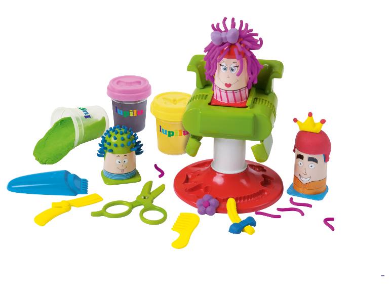 Un ensemble de jeu de salon de coiffure avec de la pâte à modeler, comprenant des figurines, des pots de pâte et des outils.