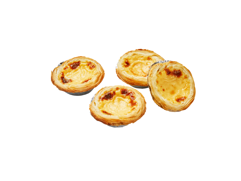 Quatre tartes aux œufs avec une croûte dorée et une garniture crémeuse.