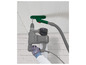 Une personne utilise un perforateur Bosch avec un aspirateur pour percer un trou dans un mur.