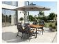Mobilier de jardin avec table à manger, chaises et parasol sur une terrasse.