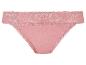 Une culotte rose avec de la dentelle.