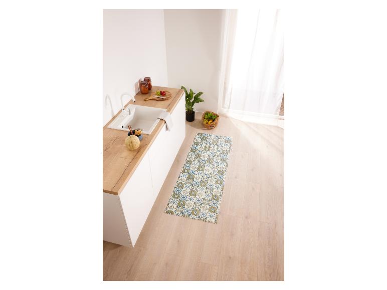 Cuisine avec un plan de travail blanc et un tapis bleu et jaune