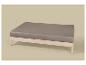 Cadre de lit avec housse de matelas grise sur fond beige clair