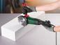 Une personne utilise une meuleuse d'angle Parkside pour couper un bloc.