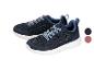 Chaussures de sport bleues avec lacets blancs et bleus, avec des échantillons de couleur bleu foncé et rose.