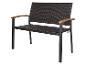 Un banc en osier avec des accoudoirs en bois et un cadre en métal.