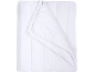 Couette blanche matelassée avec un coin replié, montrant le rembourrage doux.