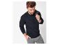 Homme en pull noir et pantalon de jogging gris