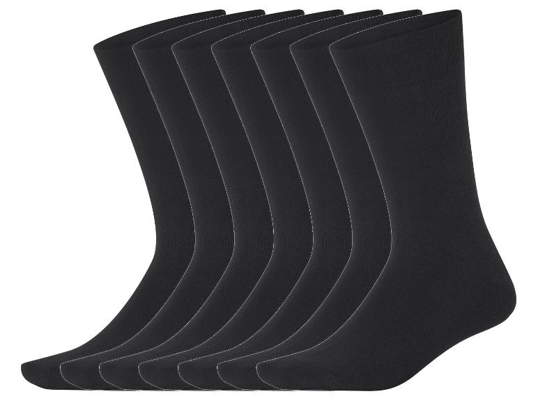 Six paires de chaussettes noires, empilées les unes derrière les autres.