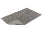 Tapis de bain gris texturé, doux et absorbant.