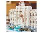 Les mains d'une personne assemblant un modèle Lego de la Fontaine de Trevi.