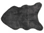 Un tapis gris foncé en fausse fourrure.