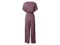 Combinaison pourpre foncé avec ceinture.