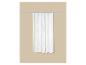 Rideau de douche blanc suspendu sur un mur beige.