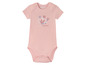 Un body bébé rose avec un motif floral et l'inscription 'Love & cuddles'.