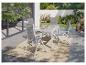 Ensemble de table et chaises de jardin blanches ; style moderne.