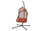 Un fauteuil suspendu orange avec un cadre en métal.