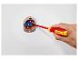 Une main utilisant un tournevis Parkside pour installer une prise de courant.