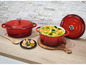 Deux casseroles en fonte rouge avec un ragoût de poulet et de légumes.