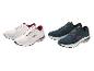 Deux paires de chaussures de course, blanches et bleues avec des accents roses.