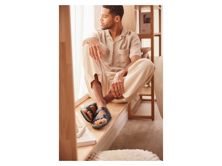 Sandales et vêtements décontractés pour homme.