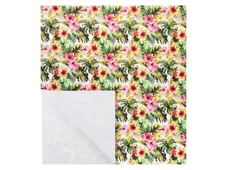Papier cadeau avec motif tropical de fleurs d'hibiscus et feuilles de monstera.