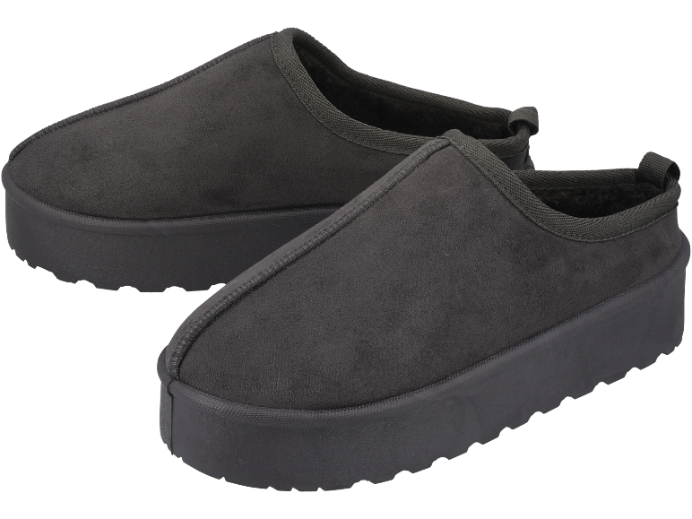 Paire de pantoufles mules noires en suède avec semelle épaisse.