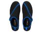 Une paire de chaussures d'eau noires avec des accents bleus et une fermeture velcro