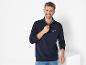 Un homme portant un sweat-shirt bleu marine avec un logo 'Atlantic Ocean'.