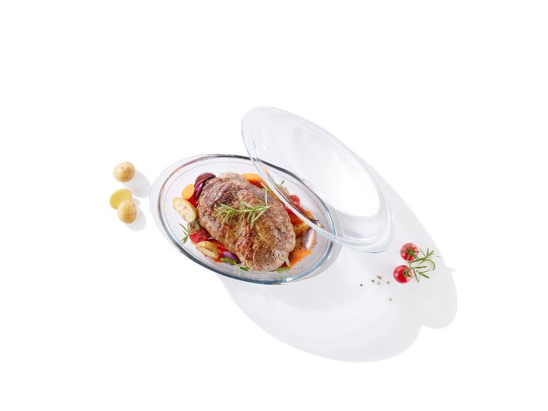 Viande rôtie avec des légumes dans un plat en verre avec un couvercle.