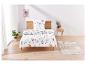 Parure de lit avec un motif de petites maisons sur fond blanc.