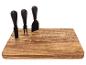 Planche à fromage en bois avec trois couteaux à fromage noirs.