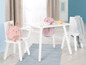 Une table et des chaises blanches pour enfants avec un animal en peluche rose