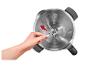 Main insérant une lame dans un bol de robot culinaire avec des marques de volume.