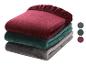 Pile de trois draps-housses en peluche bordeaux, vert foncé et gris