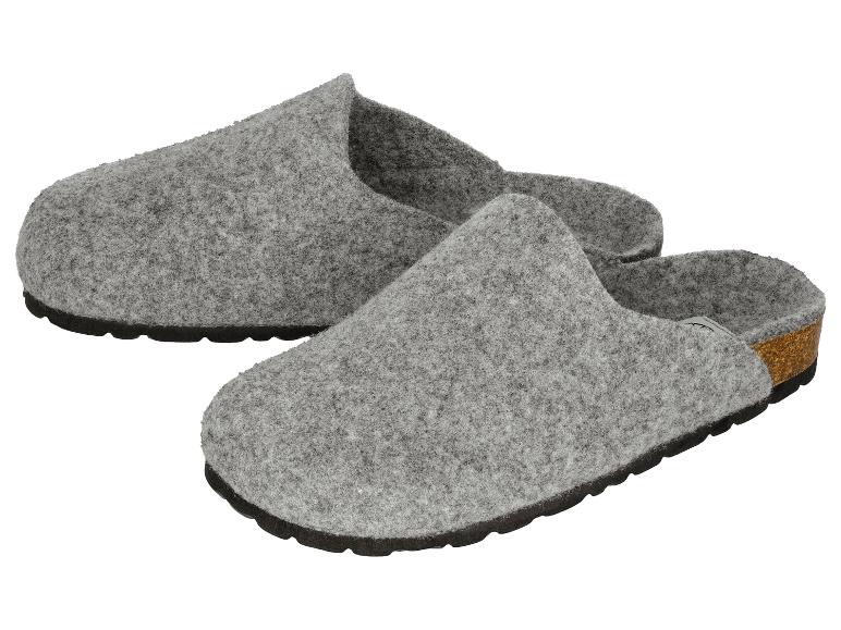 Une paire de chaussons gris en feutre avec une semelle noire et des détails en liège.