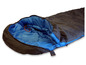 Un sac de couchage bleu et noir, ouvert.