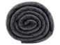 Un drap de velours gris foncé moelleux roulé en spirale.