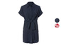 Une robe bleu foncé à manches courtes et un nœud à la taille.