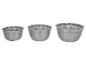 Trois bols mélangeurs en acier inoxydable de différentes tailles, alignés