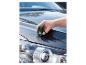 Une main utilisant un testeur d'épaisseur de peinture Parkside pour mesurer la peinture d'une voiture.