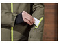 Une veste verte avec une fermeture éclair jaune et une poche sur la manche.
