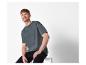 T-shirt gris homme Simplicity et jeans foncés.