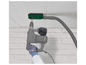 Un marteau perforateur avec aspirateur utilisé pour percer un trou dans un plafond en béton.