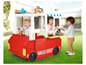 Trois enfants jouent avec un camion de nourriture jouet rouge de Feber.