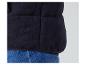 Détail d'une veste en laine bleu marine à capuche portée sur un jean.