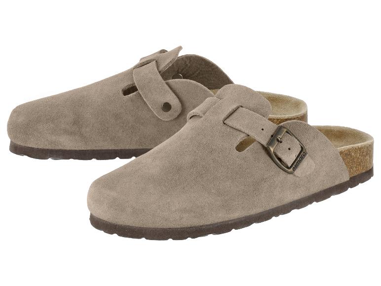 Sabots en daim beige avec boucles métalliques et semelle en liège.
