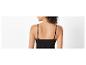 Un débardeur noir sans coutures pour femme.
